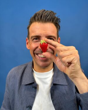 Francesco Gabbani Instagram - «Stasera frutta fresca di stagione» 🍊🍌🍓🍐🍒🍉🥝