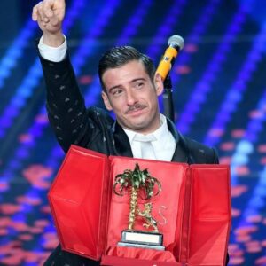 Francesco Gabbani Instagram - Inizia la settimana più emozionante dell’anno.
Ci vediamo venerdì, sul palco dell’Ariston, insieme a @fiorellamannoia ❤️
Buon Festival a tutti, e un grande in bocca al lupo ai miei amici e colleghi in gara 💐

#Sanremo2024 #FestivaldiSanremo #Sanremo @sanremorai