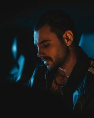 Francesco Maria Monte Instagram - “Ma ero distratto , a un tratto va in fumo il tuo dolore“🩸

#kinari #arianna #universalmusicitalia #aarmusiclabel #thauruspublishing