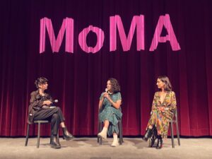 Francisca Alegría Instagram - Gracias @themuseumofmodernart por darle este espacio a nuestra película LA VACA… Estuvimos ayer con la magnífica @la_leovarela en un Q&A (y @miamaestro en alma!) junto a los productores @alegarciap @caseybader y co-guionista @ferurrejola presentando nuestra obra. 
Gracias a Las amigas/os que vinieron a acompañarnos @davidtotah @juliasolomonoff @luxpascal_ @michovitali @seantillius @albiehonest y más (que no tienen IG). Gracias a TODO MI EQUIPO Y LAS ACTRICES Y ACTORES que encarnan esta historia con tanta devoción. Gracias a Valdivia y los animales, plantas y fungus que nos ayudaron. Gracias a mi familia que me ha apoyado en este camino, desde que agarré mi primera cámara de video. Gracias amigas/os que son también mi familia. Gracias al amor de mi vida, pareja en el amor y lo creativo @ferurrejola por empapar esta película de su maravilloso ser.