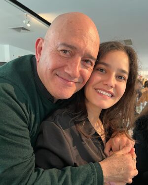 Francisca Salgado Instagram - teatro 🎭
esta é das palavras mais fortes do vocabulário português 
significa “o lugar de ver”, o raio x do mundo
é fascinante pisar um palco, dar tudo de ti, exagerar, sacrificar e amar, receber e agradecer👏
Feliz Dia Mundial Do Teatro, que é todos os dias!!!

este ano @jfcarnide homenageou o nosso Zé @joseraposoofficial neste dia tão especial, depois dum agradável almoço oferecido pela @camara_municipal_lisboa à grande casa e obra  @apoiarte_casadoartista 

O Zé bebeu das raízes do teatro, tornando-se numa das principais para todos nós. 
- Zé, és diferente, tens um brilho e uma presença única.
 És genuinamente especial quer no teu talento,  quer como ser humano♥️
Homenagem muito merecida e muitas mais  terás ✨

@c_moedas 
@fabiomdesousa 

#manuelamaria 
#antoniocasimiro 
#diamundialdoteatro #diamundialdoteatro2024 #unidospelacultura #homenagem #ator #atores