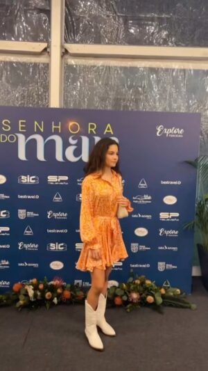 Francisca Salgado Instagram - WOWWWWWW
5 de fevereiro foi quando começou a nossa viagem em conjunto 🫶
Estou muito grata por fazer parte desta família do mar e poder abraçar, aos poucos, a nossa anabelinha 🫂
A jornada continua e aqui ficam algumas das muitas memórias que não se veem, por detrás das câmaras 
Que privilégio é poder ter ao meu lado pessoas maravilhosas e ainda aproveitar 
um sítio tão especial, como a Ilha Terceira. 
Um orgulho!!! 👏🌊🩵

#senhoradomar 
@sicoficial 
@daniel__oliveira 
@sptelevisao 
@sicnovelasoficial 
@mac3costa 
@opto.sic 

@truesparkle_lisbon