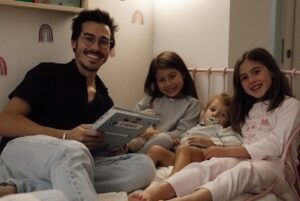 Francisco Garcia Instagram - Mãe fora ✈️ Pai a dar tudo 💪🏻 
banhos✔️, jogos✔️, jantar✔️, leitura✔️ e dormir✔️ ✌🏼☮️ ❤️
Não é a melhor fotografia, mas é a nossa memória deste fim de dia 😍