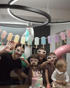 Francisco Garcia Instagram - Tem a sorte de ter 2 irmãos, e onde há 3 miúdos juntos há sempre festa! Fez 6 anos! Era dia de um festão no @jumpyard_lisboa com todos os amigos da escola, vinha uma amiga dormir cá a casa, o bolo @pontocaramelo mais incrível com uma mini Mercedes estava pronto! Ligaram-nos da escola antes de almoço para irmos buscar este ratinho crescido com febre 🥹 ainda assim, vinha feliz porque a Teresinha tinha ido à sala cantar com os parabéns com os amigos 🩷
Mesmo entre 🌡️ e remédios estava lindaaaa com o vestido @chicco_portugal ,houve muitos balões e tínhamos a casa linda graças à @caramelaparties comemos quase meio bolo @pontocaramelo 🥳 jantamos 🍔no chão da sala e adormeceu feliz - no sofá - como andava a pedir há tanto tempo 🫶🏼 há 6 anos a brilhar como só ela! PARABÉNS amor da nossa vida!! Para a semana há festa 🎈