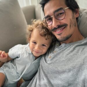 Francisco Garcia Instagram - DOMINGO ❤️ SÓ MIMO! 
Está naquela fase em que fica aqui, ao nosso lado, a dar e receber festinhas e beijinhos; a comer qualquer coisa meio enrolado em nós.. também a fase em que se levanta 3000 vezes para ir ter com as ‘manas’, para chamar pela mãe, para pedir água, bolachas e afins 😅😍