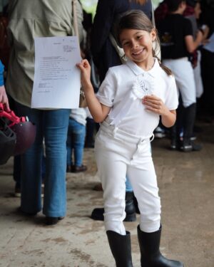 Francisco Garcia Instagram - Imaginem uns pais orgulhosos antes da prova começar! E agora imaginem que a nossa Mercedes ficou em PRIMEIRO lugar na sua primeira prova 🥹❤️ vivaaaa a nossa super cavaleira 🏇