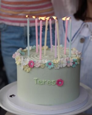 Francisco Garcia Instagram - 9 anos 🌸 da nossa Teresinha! O tema: Festa da Primavera! cheia de amor e alegria como merece 🩷
Parabéns à nossa crescida 💕 A que vem eufórica mal nasce o dia, a que alimenta a magia que lhe damos, a que vibra com a caça aos presentes, a que procura o seu lugar no mundo mas que quer sempre manter o seu mundo por perto 🫶🏼Passa rápido é verdade mas temos a sorte de viver intensamente ❤️