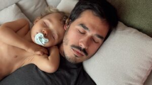 Francisco Garcia Instagram - um de nós estava com febre 🥵 e ‘ferrámos’ a dormir ❤️
Zoom na segunda foto 😍
A elegância com que dois Francisco’s dormem tortos 😂
Obrigado @sofiasggarcia por esta 📸