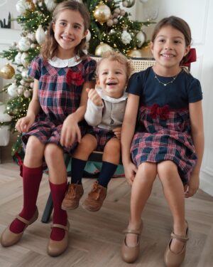 Francisco Garcia Instagram - Preciso toda vossa ajuda! Fizemos uma sessão fotográfica caseira para as fotografias que oferecemos sempre aos avós de presente de Natal 🥹  Mas estou tão indeciso 😅Qual merece ir para uma moldura?