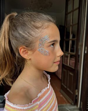 Francisco Garcia Instagram - 9 anos 🌸 da nossa Teresinha! O tema: Festa da Primavera! cheia de amor e alegria como merece 🩷
Parabéns à nossa crescida 💕 A que vem eufórica mal nasce o dia, a que alimenta a magia que lhe damos, a que vibra com a caça aos presentes, a que procura o seu lugar no mundo mas que quer sempre manter o seu mundo por perto 🫶🏼Passa rápido é verdade mas temos a sorte de viver intensamente ❤️