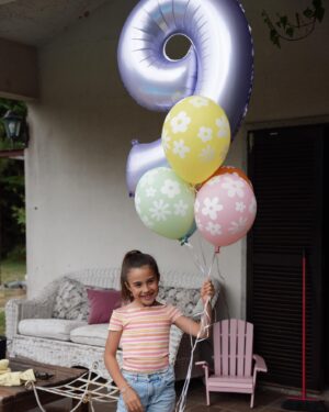 Francisco Garcia Instagram - 9 anos 🌸 da nossa Teresinha! O tema: Festa da Primavera! cheia de amor e alegria como merece 🩷
Parabéns à nossa crescida 💕 A que vem eufórica mal nasce o dia, a que alimenta a magia que lhe damos, a que vibra com a caça aos presentes, a que procura o seu lugar no mundo mas que quer sempre manter o seu mundo por perto 🫶🏼Passa rápido é verdade mas temos a sorte de viver intensamente ❤️