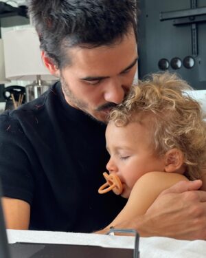 Francisco Garcia Instagram - FEBRE 🥵 🤒 quem também fica com o ❤️ apertado quando um bebé tem febre? Puff.. Ficam sem apetite, sem forças e.. tudo !! 🙏🏻 É esperar que passe rápido!
