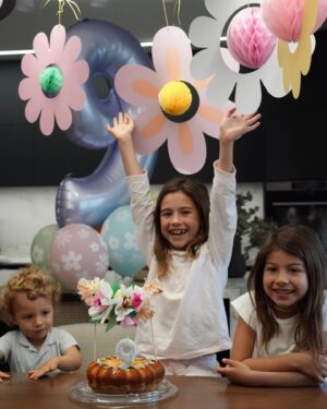 Francisco Garcia Instagram - 9 anos 🌸 da nossa Teresinha! O tema: Festa da Primavera! cheia de amor e alegria como merece 🩷
Parabéns à nossa crescida 💕 A que vem eufórica mal nasce o dia, a que alimenta a magia que lhe damos, a que vibra com a caça aos presentes, a que procura o seu lugar no mundo mas que quer sempre manter o seu mundo por perto 🫶🏼Passa rápido é verdade mas temos a sorte de viver intensamente ❤️