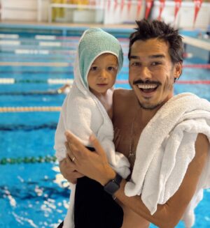 Francisco Garcia Instagram - Há mais um golfinho na família 🩵 primeira aula de natação do príncipe 🤴🏻
✅ 3º filho… só veio um ano depois das irmãs 😅 mas apanha rápido !