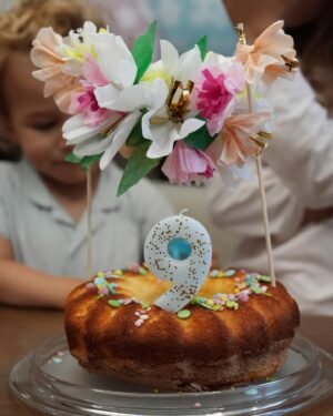 Francisco Garcia Instagram - 9 anos 🌸 da nossa Teresinha! O tema: Festa da Primavera! cheia de amor e alegria como merece 🩷
Parabéns à nossa crescida 💕 A que vem eufórica mal nasce o dia, a que alimenta a magia que lhe damos, a que vibra com a caça aos presentes, a que procura o seu lugar no mundo mas que quer sempre manter o seu mundo por perto 🫶🏼Passa rápido é verdade mas temos a sorte de viver intensamente ❤️