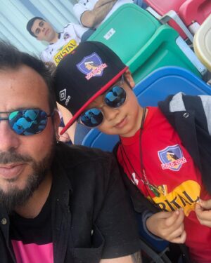Francisco Kaminski Instagram - Su primera vez en el estadio! @supermarianok te amo con mi alma! Más encima saliste con buen gusto! #colocolo #estadio #futbol #amordepadre #graciasdios