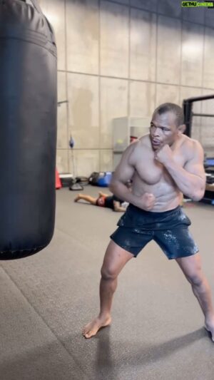 Francisco Trinaldo Instagram - Francisco Trinaldo has a message for undefeated @bareknucklefc fighter  @platinummikeperry 👀 🖕🏾

via: @massarandubamm @pauly.world