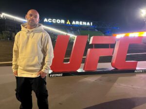 Franck Gastambide Instagram - J’aurais la chance d’être aux bords de “La Cage” pour commenter les combats principaux de L’UFC Paris en clair sur @rmcdecouverte ! Aux côtés de @tomdesse & @luciekohlanta / @lacagenetflix