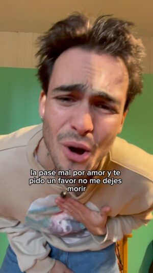 Franco Rizzaro Instagram - mi verso en “Sigo Vivo” temazo con @agustin.casulo q salió hace unas semanas ❤️‍🩹🍷 vayan a escucharlo <3333
prod @bruusii 
#musica #music