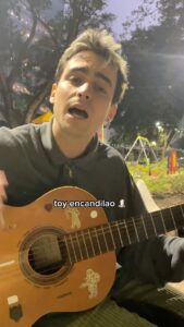 Franco Rizzaro Instagram - Encandilao acústico <333333 🕯️❤️‍🩹🦀🫂💌🪽🔮🧸🧧🪞🪸
#acustico #musica