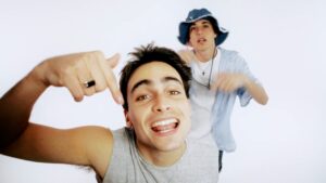 Franco Rizzaro Instagram - ‘Dime Tú’ ya está afuera hace 3 días. gracias x este temazo amigo @facundomajdalani , y gracias por todos los mensajes piolas de amor y los videos escuchándola <3. sigan mandando que esto recien empieza, se viene muchísima más musica y otras cosas 👀. mientras tanto les dejo estos stills del video hermoso que dirigió y editó @miaaferrari ❤️‍🩹 y lo pueden ver en el link en mi biografía. adiOoooOooosSsss🦀💌🧧🪸🎈🔮🧿🪞🫂