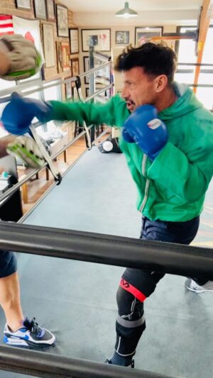 Frank Grillo Instagram - Fucking grinding on hump day w my man #justinfortune.  @fortunegymboxing 
Ready to start work in too form thanks to training every day and living clean. #sacrifice 🥊🥊