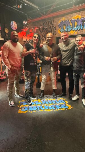 Frank Mir Instagram - BREAKING: @MikeTyson on fighting @jakepaul @loganpaul 💰💰💰 
LET’S GO! 🥊 

Full episode coming soon Talking Junkies

#MikeTyson #jakepaul #loganpaul #MMA #Boxing