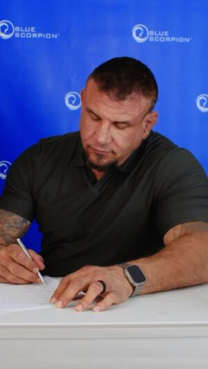 Frank Mir Instagram - 🦂🖊️📃 @thefrankmir 🤝
#bluescorpion #takeyourvenom