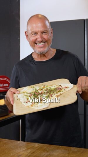 Frank Rosin Instagram - Mehr als die „elsässische Pizza“! 🍕 Auf den ersten Blick sind Ähnlichkeiten vorhanden – doch leckerer Flammkuchen ist ein ganz einzigartiges Geschmackserlebnis! 😋 Sternekoch Frank Rosin stellt euch sein Rezept vor! Wer bekommt da direkt Lust, es zuhause nachzukochen? 🔥 

#reels #viral #reelsvideo #reelsinsta #reelsviral #instaviral #ggmgastro #ggm #frankrosin #kochshow #kochvideo #flammkuchen #rezept #recipe #lecker #delicious #food #foodie #instafood #instafoodie