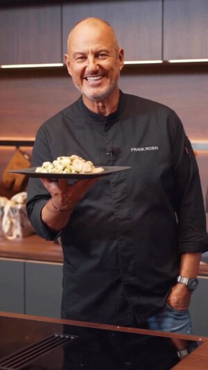 Frank Rosin Instagram - Ich wünsche Euch einen tollen, gemütlichen 2. Advent.
Wir sehen uns am Donnerstag zur neuen Folge #rosinsrestaurants bei @kabel_eins !

#weinvonrosin #teamfrankrosin #holmirfrankrosin #kochmitfrankrosin @green.rosin #mygreenrosin #vegan #vegetarian #rosinsrestaurants #thetastesat1 #restaurantrosin #frankrosinstore #tvkoch @lekkerland 

@naarmann_privatmolkerei @michelin_guide_germany @michelinguide @rosin.online.store @green.rosin #restaurantrosin #rosinsrestaurants @_oliverengelke_ 
#teamfrankrosin @rollingpin.co  #vegan #vegetarisch #vegetarian @kabel_eins @ggmgastro @naarmannprivatmolkerei #mygreenrosin @thetaste @sat1 #lekkerland