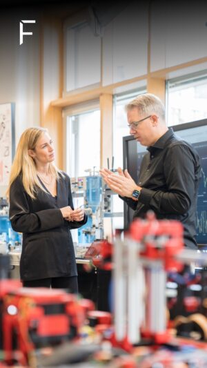 Frank Thelen Instagram - Ein Showroom für die Industrie der Zukunft: die Smart Factory von @deloitte 🚀

Ich war zusammen mit Lara Sophie Bothur, Deloittes Voice for Innovation und United Manufacturing Hub CEO Alexander Krüger in der Smart Factory von Deloitte in Düsseldorf. 🏭

Hier zeichnet sich bereits ab, wie durch IoT, Robotik, Digital Twins und vorausschauende Wartung Produktionen schon bald weitestgehend automatisiert werden können. Einige innovative Unternehmen haben damit bereits begonnen.

Damit unsere Industrie die Innovationen aus der Smart Factory in ihrer Produktion implementieren und so auch weiterhin wettbewerbsfähig bleiben kann, braucht es einen einheitlichen Daten-Standard wie den Unified Namespace und Open-Source gibt Transparenz und Sicherheit für alle Daten!

Was glaubt ihr, wann werden wir in Deutschland wieder führend in Produktion? 🤔

Mehr Infos zur Open-Source Datenplattform von UMH findet ihr in der Story. 👆🏼

#SmartFactory #IoT #KI #Digitalisierung

PS: Die Roboter müssen wir natürlich noch auf @robco_therobotcompany umstellen 😉