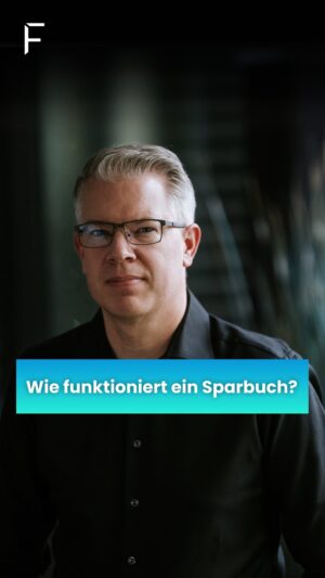 Frank Thelen Instagram - Anzeige | In der heutigen Folge unserer Inforeihe #Aktienanlage widmen wir uns dem Lieblingsthema der Deutschen: dem Sparbuch 😉

In der letzten Folge habe ich erklärt, wie der Aktienpreis zustande kommt, wie Aktien gehandelt werden und wieso sie eine sinnvolle Investition sind. Denn: Durch den Kauf von Aktien wird man Teil der Weltwirtschaft und partizipiert so am Wirtschaftswachstum.

Trotzdem setzen viele deutsche Sparer auch heute noch ausschließlich aufs Sparbuch, bei dem Einlagen zu einem bestimmten Zinssatz verzinst werden. Dabei gibt es verschiedene Modelle:

1. Festgeld: Hier legt man sein Geld für einen festgelegten Zeitraum, z. B. 1 Jahr, und zu einem definierten Zinssatz an. Das angelegte Geld inkl. Zinsen werden nach Ende der Laufzeit ausgezahlt.

2. Anleihen: Bei Anleihen leiht man einem Unternehmen oder Staat Geld, ebenfalls zu einem definierten Zinssatz pro Jahr. Je nach Stabilität (Bonität) des Schuldners gibt es mehr oder weniger Zinsen. Der Unterschied zum Festgeld ist, dass diese Anleihen an der Börse gehandelt werden.

Mehr zu den Chancen und Risiken des Sparbuchs erfahrt ihr in dem Video. 👆🏼

Dies ist keine Anlageberatung.

#investment #aktienbasics #anlage