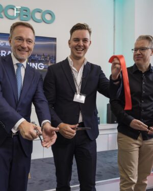 Frank Thelen Instagram - Ein paar erste Eindrücke der Eröffnung des neuen @robco_therobotcompany Headquarters in München mit @celine.flores , @christianlindner & Lara Sophie Bothur 🚀🎊🦾🤖