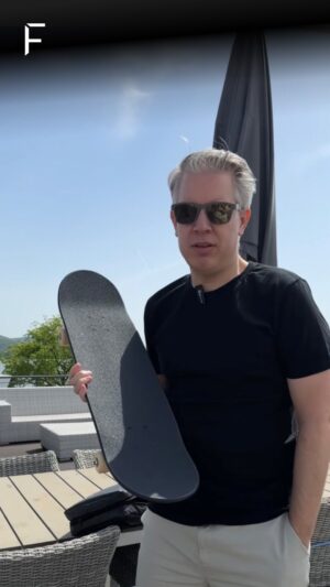 Frank Thelen Instagram - Nachhaltiger Häuserbau aus Holz?! 🪵

Der Leko LABS Gründer François Cordier hat uns heute in Bonn besucht und mit uns die neuen Produkte & Entwicklungen besprochen. 🙂

Mit seinem patentierten Holzbau-System will Leko LABS CO2-negative Häuser bauen, die ohne Beton und Stahl auskommen und so einen wichtigen Beitrag zur Dekarbonisierung der Bauindustrie beitragen. 💪🏼 Hier haben wir bereits 2022 mit @freigeistcap investiert.

Und ein mögliches neues Startup 🚀 💸 Marc und ich als passionierte Skateboarder mussten uns das natürlich ansehen. 🛹

Folgt mir und aktiviert die Beitragsbenachrichtigungen für weitere spannende Updates! 🔔

#LekoLabs #Baurevolution #ZukunftBauen #Skateboard #Freigeist #Update #News #Startup
