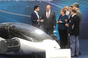 Frank Thelen Instagram - Lilium stellt gerade in Berlin bei der @ilaberlin unserem Bundeskanzler den Lilium-Jet in Originalgröße vor. 🙂 

@liliumaviation CEO Klaus Roewe hat heute unseren Bundeskanzler Olaf Scholz am Stand empfangen, so wie beim Digitalgipfel 2018 einer der Gründer Daniel Wiegand unsere damalige Kanzlerin Angela Merkel, damals noch mit einem deutlich kleinerem 2-Sitzer Prototyp des Lilium-Jets. 

Seitdem ist viel passiert, und es macht jeden Tag große Freude, zu sehen, wie das Lilium-Team wächst und seiner großen Vision vom emissionsfreien Fliegen näher kommt. 🙏 

Keine Anlageberatung.

#lilium #ila2024 #bundeskanzler #flugtaxi #evtol