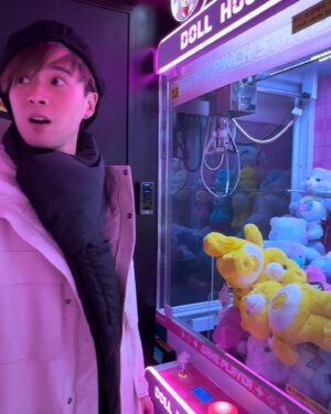 Frankie Chan Instagram - 人生清單解鎖！！！🔓
入場睇一次live嘅lol比賽✅
真係好好氣氛😭🤍
大家都會一齊嗌㗎！
#lol #lck #t1fighting #hlefighting 

最尾張相係我唔敢相信個夾公仔夾完全冇力🤣🤣🤣
