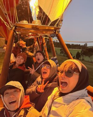 Frankie Chan Instagram - 墨爾本熱氣球之旅！
你都有上到㗎 @iancychan 🥰

@australia @visitmelbourne @tasmania 

#澳洲 #墨爾本 #mirror #frankie #皮皮