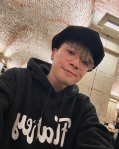 Frankie Chan Instagram - 第一次去英國🇬🇧
搵到出街食第一餐！
不過食物就……外觀同味道都中咗伏😅
街上啲建築物真係好靚！
今次嚟工作去唔到太多地方
下次要再嚟旅行慢慢周圍explore吓🤍
#mirror #frankie #英國 #uk