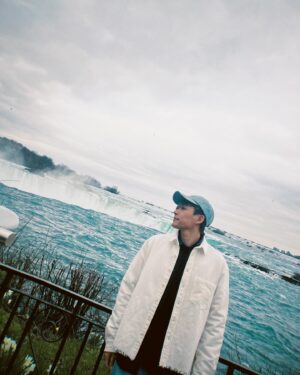 Frankie Chan Instagram - 睇完Niagara Falls就返香港！
第一次出門咁耐🥺開始home sick喇～
喉嚨有啲唔舒服，返去即刻執返劑地道涼茶飲🥰
屋企，我返嚟喇🥳
#mirror #frankie #皮皮 #Toronto