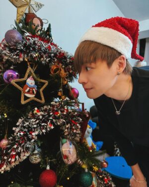 Frankie Chan Instagram - wish you a merry christmas eve🩷
#mirror #frankie #皮皮 #過聖誕