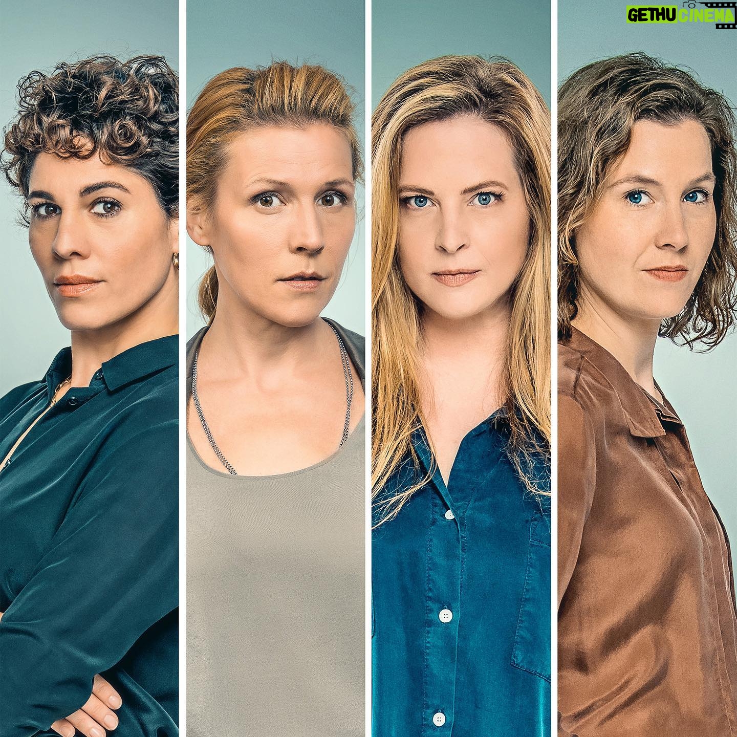 Franziska Weisz - 1.2K Likes - Endlich darf ich Euch verraten, was ich letzten Sommer getan habe. Und zwar mit diesen fantastischen Frauen. Heute startet unsere neue Serie TAGE, DIE ES NICHT GAB im Hauptabend des #ORF. Ich hab sie als Kolleginnen kennen und als wundervolle Frauen lieben gelernt. Danke @jasmingerat @diana.amft.official #franziskahackl für diesen ausgesprochen schönen Dreh. Danke @anna_ka_ma @mirjamunger #catrinstrasser #mrfilm #nicoleschmiedcasting @orf.at @ard , dass Ihr uns in die Rollen dieser schlauen, sinnlichen, starken, lustigen, emotionalen, liebenswerten und zuweilen durchgeknallten Figuren habt schlüpfen lassen und wir sie gemeinsam mit soviel Spaß und Leidenschaft zum Leben erweckt haben. Danke #mischazickler , dass Du sie Dir ausgedacht hast. Mischa ist nicht der einzige Mann am Start. Freut Euch auf @rick_kavanian @wanjamues #haraldkrassnitzer #andreaslust @stefanpohlactor_official und das trockenste und dabei komischste Ermittlerduo seit Kottan und Columbo.. also hätten die jemals gemeinsam… #sissyhoefferer und @tobiasresch_ Und danke @die_schoenmacherin_official @kiky_von_rebental__makeup @ikonograph @sebastianthaler_dp dass wir dabei so gut aussehen durften. Ich kann es nicht erwarten, was Ihr dazu sagt! ❤️🥳❤️ #TDENG #TageDieEsNichtGab