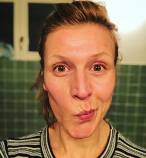 Franziska Weisz Instagram - Und Ihr so? #homesweethome #nomakeupneeded #täglichgrüsstdasmurmeltier #haarewaschensollteaberdrinsein