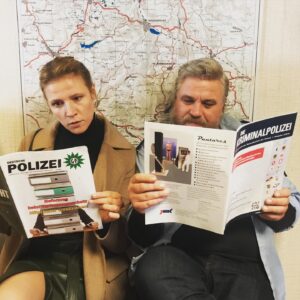 Franziska Weisz Instagram - Bundespolizei trifft auf Dorfpolizei. Tatort prallt gegen den Harten Brocken. Der Kampf der Giganten! 😎🔫😜 HARTER BROCKEN - GEHEIMCODE Morgen 20:15 @das_erste  #harterbrocken #tvpremiere #harz @aljoschastadelmann @moritz_fuehrmann #markussehr #holgerkarstenschmidt #esdarfgelachtwerden