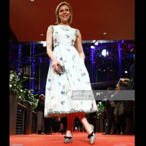 Franziska Weisz Instagram - Unglaublich ... die Berlinale begann genau heute vor einem Monat und das ist nicht 29 Tage her (Schaltjahr), sondern eher ein paar Lichtjahre... Ich war a) im Kino und auf dem roten Teppich, b) mit sehr vielen Leuten und c) ohne Jogginghose am Start. I miss you all! Ihr wunderbaren Freunde und Kollegen. Die nächsten Feste und Drehs und Premieren kommen bestimmt und wir werden sie gemeinsam feiern. ...und ich werde dann meine Jogginghose vermissen 😷🤗😘 #berlinale2020 #quarantäne2020 #danke #freunde #aufbald #styling @sophiacostima @andrewgn @essentielantwerp @paulekaofficiel @marni @talbotrunhof @jimmychoo
