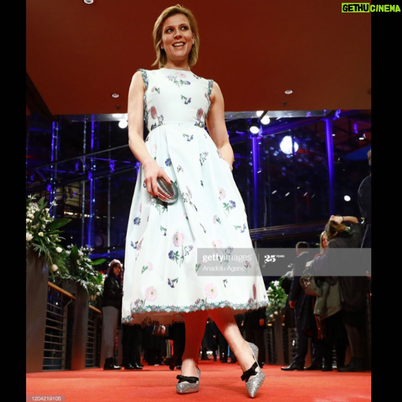 Franziska Weisz - 1.1K Likes - Unglaublich ... die Berlinale begann genau heute vor einem Monat und das ist nicht 29 Tage her (Schaltjahr), sondern eher ein paar Lichtjahre... Ich war a) im Kino und auf dem roten Teppich, b) mit sehr vielen Leuten und c) ohne Jogginghose am Start. I miss you all! Ihr wunderbaren Freunde und Kollegen. Die nächsten Feste und Drehs und Premieren kommen bestimmt und wir werden sie gemeinsam feiern. ...und ich werde dann meine Jogginghose vermissen 😷🤗😘 #berlinale2020 #quarantäne2020 #danke #freunde #aufbald #styling @sophiacostima @andrewgn @essentielantwerp @paulekaofficiel @marni @talbotrunhof @jimmychoo