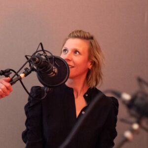 Franziska Weisz Instagram - Keine Kamera, keine Bühne weit und breit und ich bin aufgeregt. RICHTIG aufgeregt, weil in knapp 1,5 Stunden, also heute, Sonntag 14-16 Uhr, die Hörbar Rust auf @radioeins On Air geht, bei der ich diese Woche zu Gast sein durfte. Was für eine Ehre und helle Freude, mit Bettina Rust einen ganzen Nachmittag zu verbringen und über Dinge zu sprechen, die mir normalerweise nur über die Lippen gehen, nachdem ich den gesamten Raum nach Wanzen abgesucht habe. Einfach, weil der innere Drang, mit dieser unglaublich klugen, rasend schnellen und so so lustigen Frau ein ehrliches Gespräch zu führen, viel größer war, als das Bedürfnis nach sicherem Wasauchimmer oder womöglich noch Coolness. Coolness just left the building. Danke! Danke @bettinarust für das herrliche  Gespräch. Ich glaube, es ist jedem klar, wen ich auf Bild 4 so anleuchte. Danke an die wunderbare Redakteurin @meryemcelik1970 , unseren Gastgeber Marcus @kyffhaeuser21 und danke @freshphylix für die schönen Photos. Ich hab mich sehr wohl bei Euch gefühlt! #hörbarrust #heute und #einjahr im #podcast von #radioeins #vielspaßbeimzuhören !