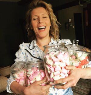 Franziska Weisz Instagram - Meine Lieblingsmutterrolle wohnt auf dem Land mit einem Haufen Kindern und Tieren, wo alle kommen und gehen, wann sie wollen, liebevoll umsorgt, aber doch im Großen und Ganzen in Ruhe gelassen werden. Wo alle freundlich bestimmt dazu angehalten werden, auf einander Rücksicht zu nehmen, ohne dabei auf die eigenen Freiheiten verzichten zu müssen. Ich habe das große Glück, an so einem Ort bei so einer Frau aufgewachsen zu sein. Und nicht genug damit: Sie haben auch den gleichen Vornamen: Susanne. Mama, I love you ❤️ Du bist das beste role model für eine Mutter, das ich mir wünschen kann. #dankefüralles #dubistdiebeste #auchwenndasnachphraseklingt #happymothersday #susannemartin #martinshof #bibiundtina