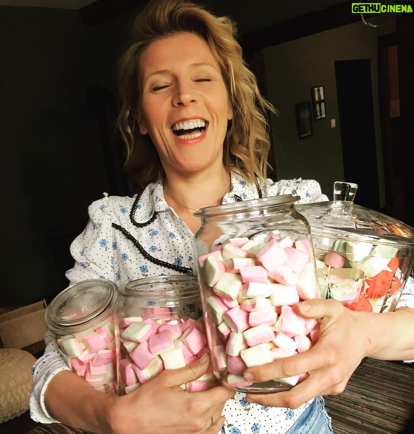 Franziska Weisz - 1.4K Likes - Meine Lieblingsmutterrolle wohnt auf dem Land mit einem Haufen Kindern und Tieren, wo alle kommen und gehen, wann sie wollen, liebevoll umsorgt, aber doch im Großen und Ganzen in Ruhe gelassen werden. Wo alle freundlich bestimmt dazu angehalten werden, auf einander Rücksicht zu nehmen, ohne dabei auf die eigenen Freiheiten verzichten zu müssen. Ich habe das große Glück, an so einem Ort bei so einer Frau aufgewachsen zu sein. Und nicht genug damit: Sie haben auch den gleichen Vornamen: Susanne. Mama, I love you ❤️ Du bist das beste role model für eine Mutter, das ich mir wünschen kann. #dankefüralles #dubistdiebeste #auchwenndasnachphraseklingt #happymothersday #susannemartin #martinshof #bibiundtina