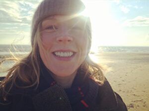 Franziska Weisz Instagram - Liebste Grüße von der Nordsee und einen gemütlichen Sonntagabend wünsche ich Euch! ⚓️☀️💙 #tatort #norderney #datziehthier #kaltaberschön #sonntagisttatorttag #falkeundgrosz #primetime #crimetime