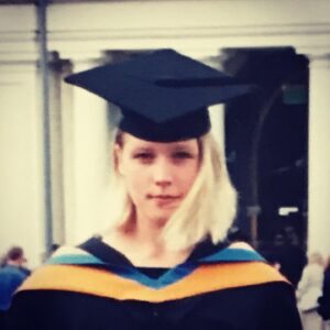 Franziska Weisz Instagram - Vor mittlerweile über 16 Jahren durfte ich in England vier Jahre lang leben, studieren und arbeiten. Vollkommen unbürokratisch und selbstverständlich. Meine besten Freunde und Mitbewohner waren Finnen, Engländer, Dänen, Deutsche, Russen, Inder, Italiener. Ich habe in der Zeit mehr fürs Leben gelernt, als aus jedem Buch der Welt. Diese Zeit im multi-kulti Leicester und später in dem riesigen Schmelztiegel London hat mich geformt und geprägt. Ich, Kind aus dem Wienerwald, wurde da offener gegenüber Fremden, neugieriger auf andere Kulturen und toleranter gegenüber Andersdenkenden. Thank you U.K. for all the lessons learnt. Nicht nur für die EU ist heute ein schwarzer Tag, auch für mich ganz persönlich. #brexit #illmissyou #sadday #throwback @dmuleicester @kings_college_london @tuulaurrila @jennuttall @steffen__schwarz #alumni